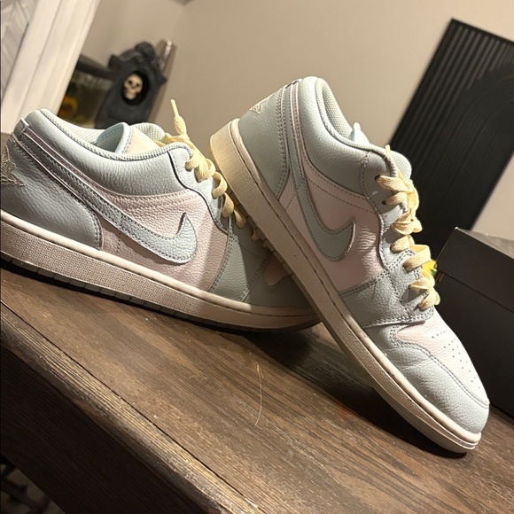 Nike Sky Blue and White Low-Top Sneakers - Picture 6 of 6